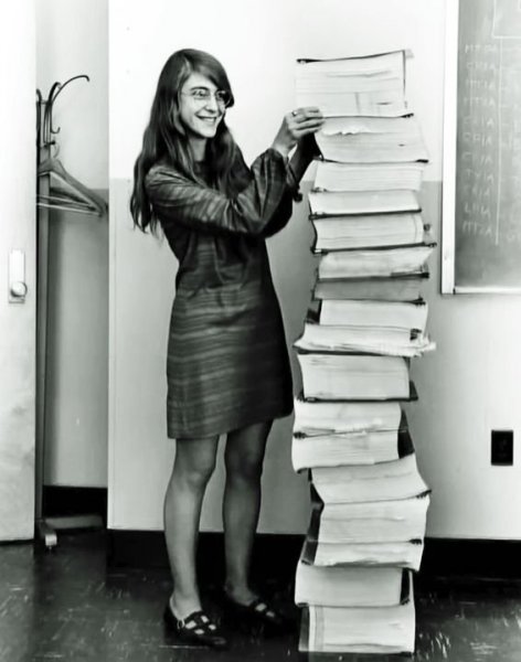 Margaret Hamilton az Apollo–11 elkészült programja mellett/ Kép: http://www.vox.com