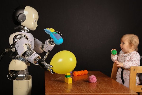 Egy iCub robot egy kisgyerektől tanulja, hogyan kell játszani