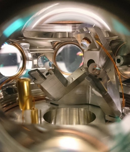 Fény-anyag kölcsönhatás egy optikai gyűrű és hideg atomok felhasználásával