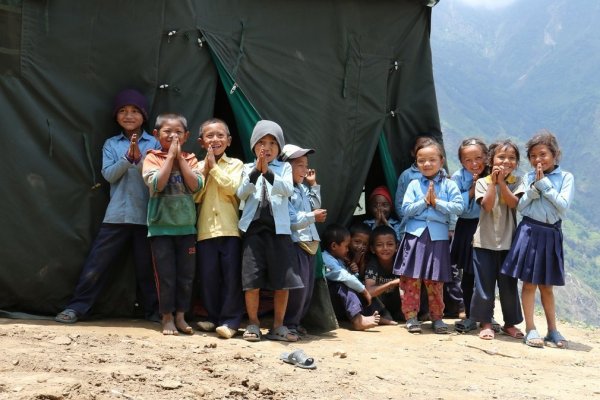 Gyerekek földrengéskutatókat üdvözölnek Nepálban