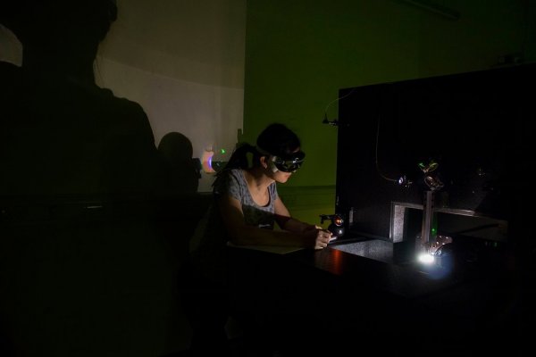 Karen Yu mérnöki PhD hallgató egy ultra-precíz, ultragyors lézerrendszeren dolgozik