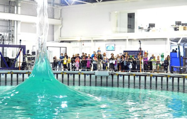 Egy 9,5 méteres hullám, amely 2000 kisebb hullámból tevődik össze, és amely egy két dimenziós szupernóva analógiája